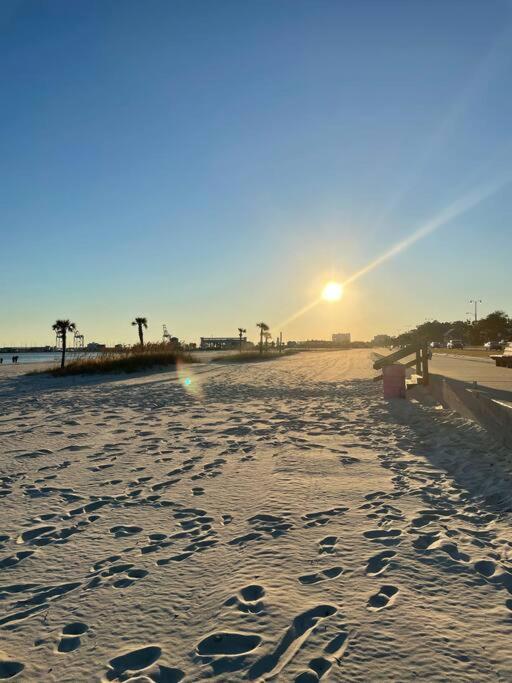 Feels Like Home Escape, 1/2 Mile To Beach 걸프포트 외부 사진