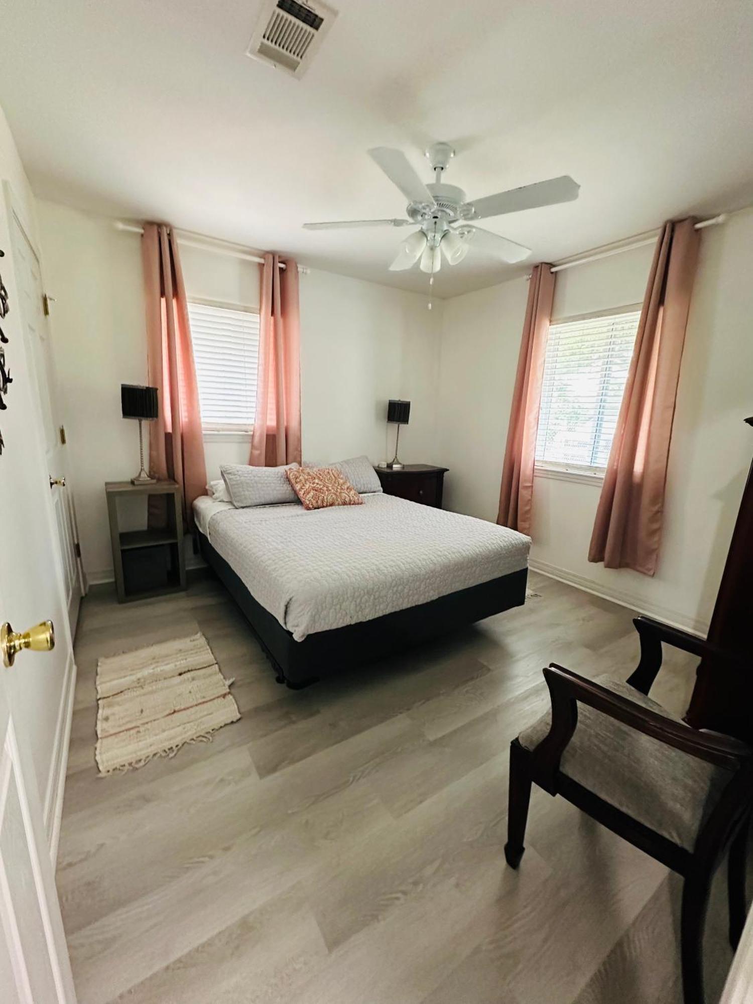 Feels Like Home Escape, 1/2 Mile To Beach 걸프포트 외부 사진